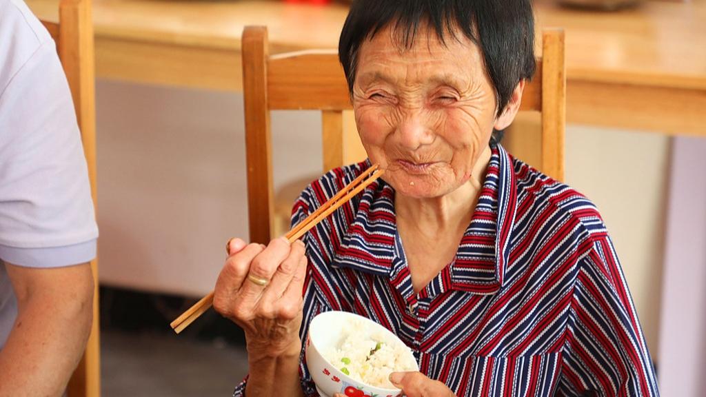 衣服太贵买件老头衫穿穿