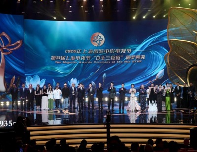 吴镇宇晒费曼王嘉尔合照