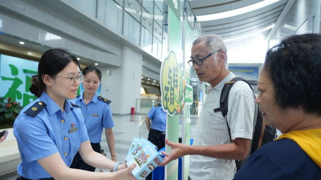 海军舰艇编队抵达香港 开启开放参观和文化交流活动