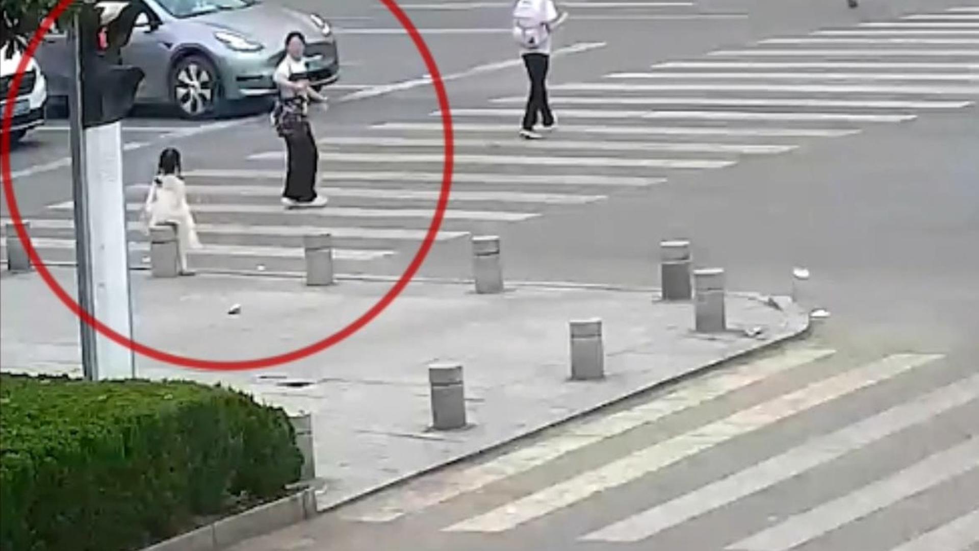 老头乐冲卡上高速逆行遇车祸