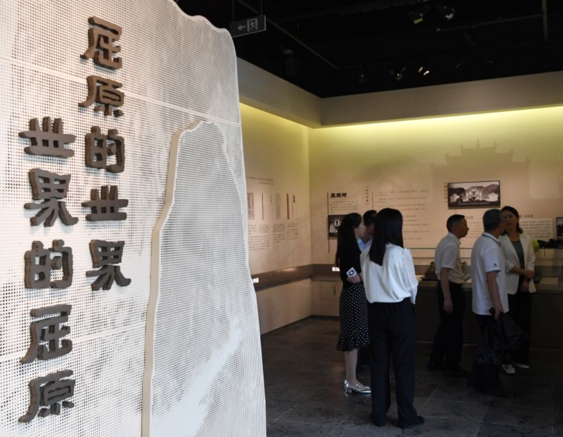 李沁妆造