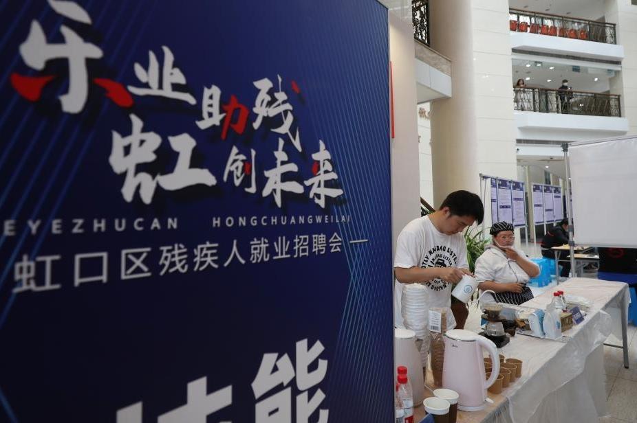 上海爷叔现身被大量股民围观
