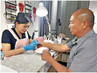 小伙捡到疑似手雷赶紧上交